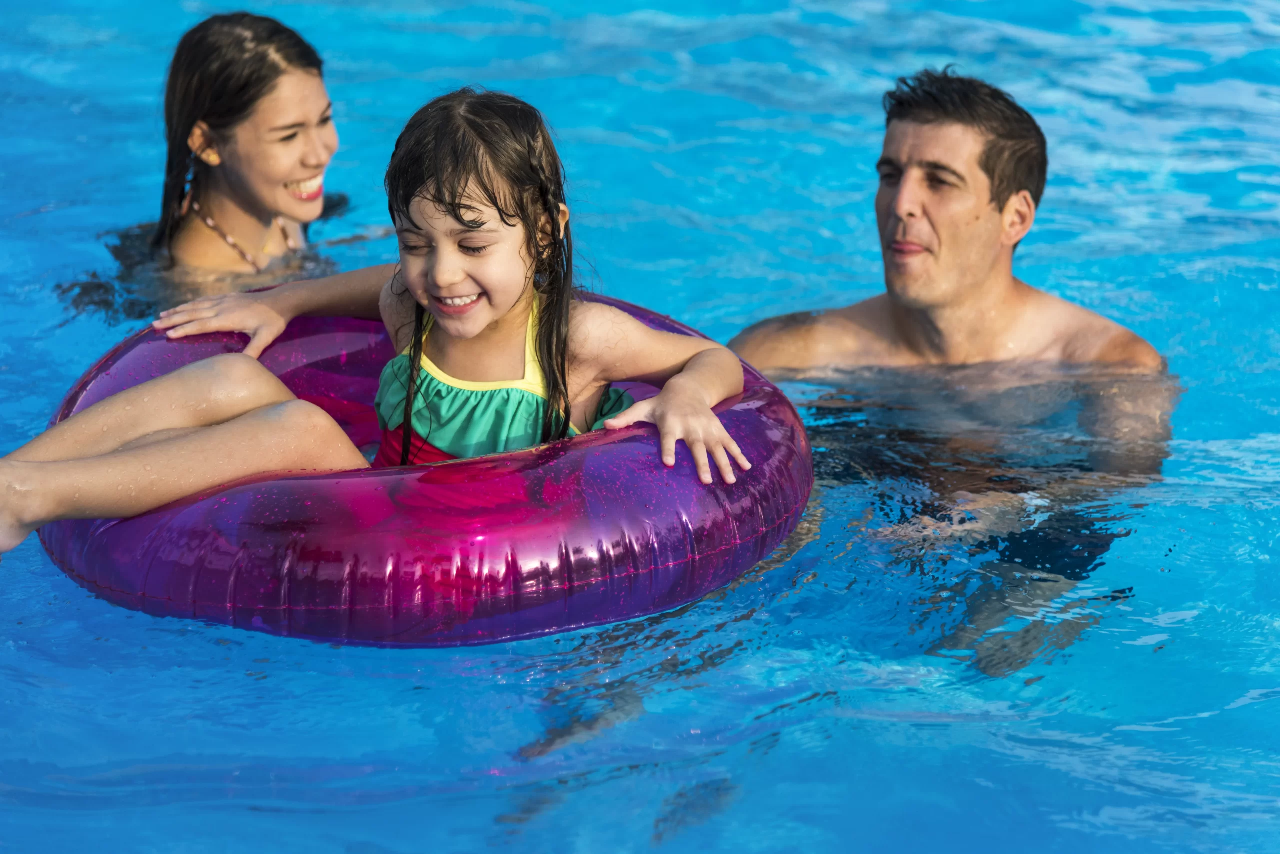 Familia disfrutando un día de piscina