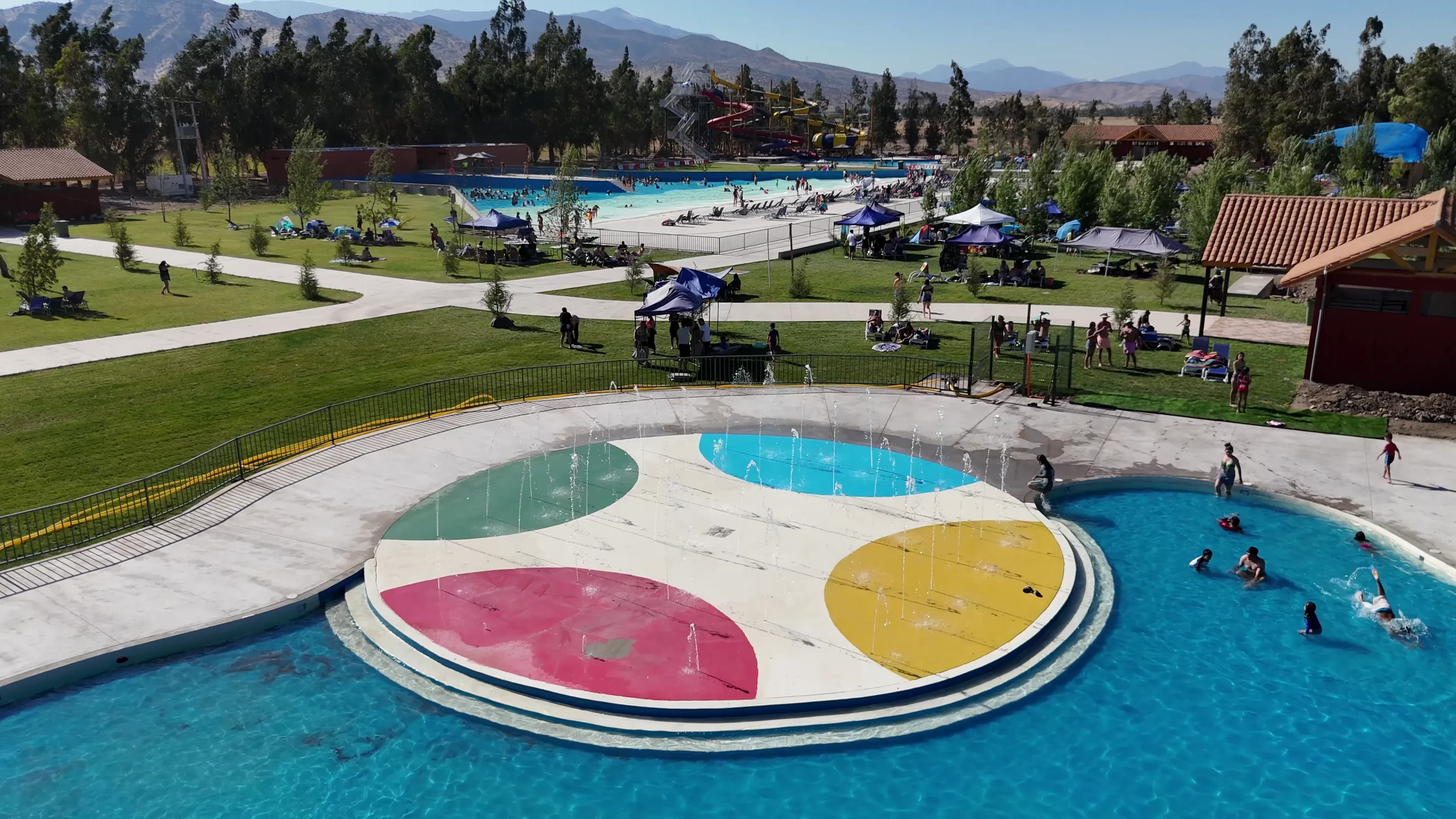 Piscina infantil central con plataforma circular de colores