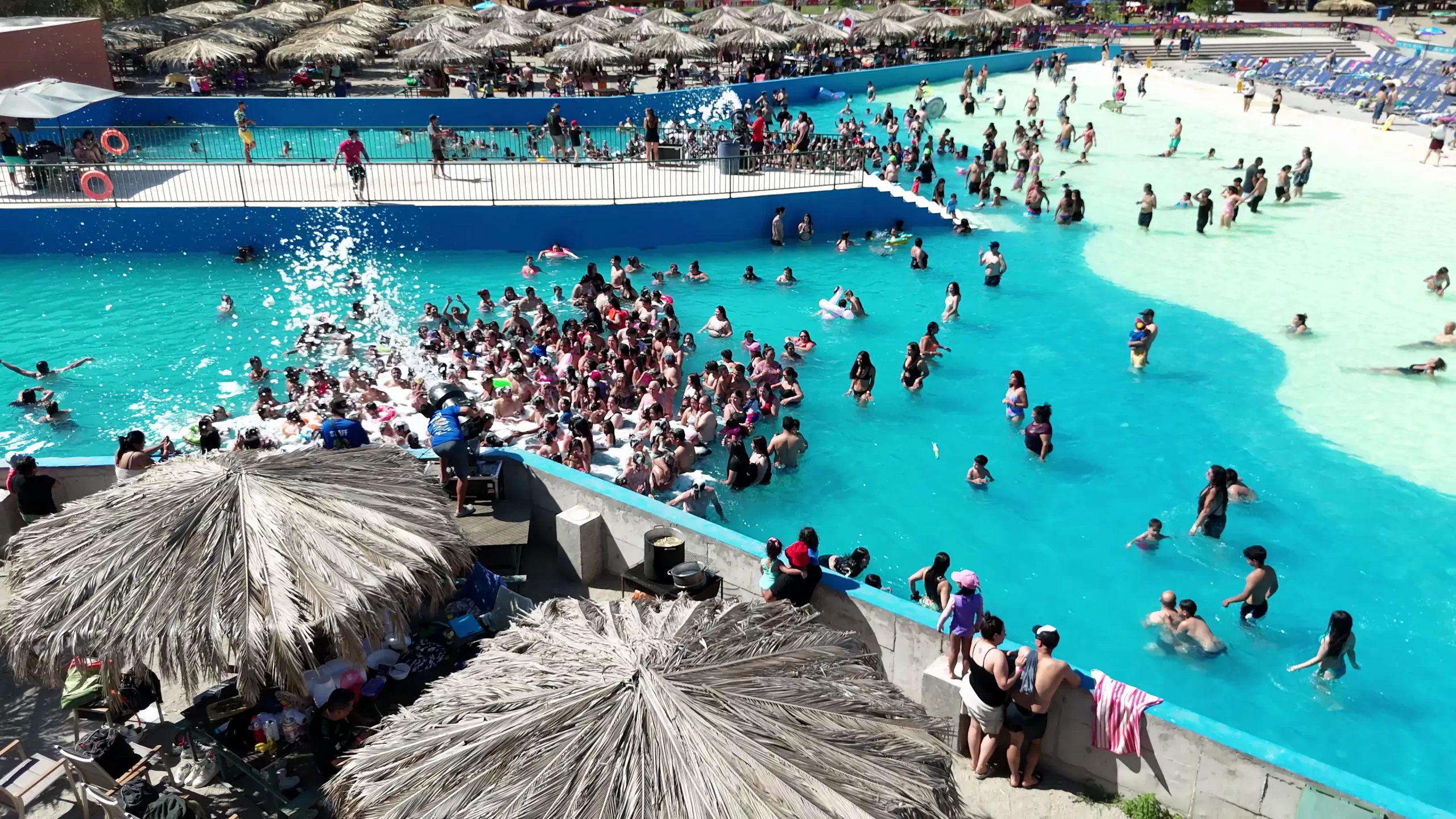 Vista de la piscina con olas