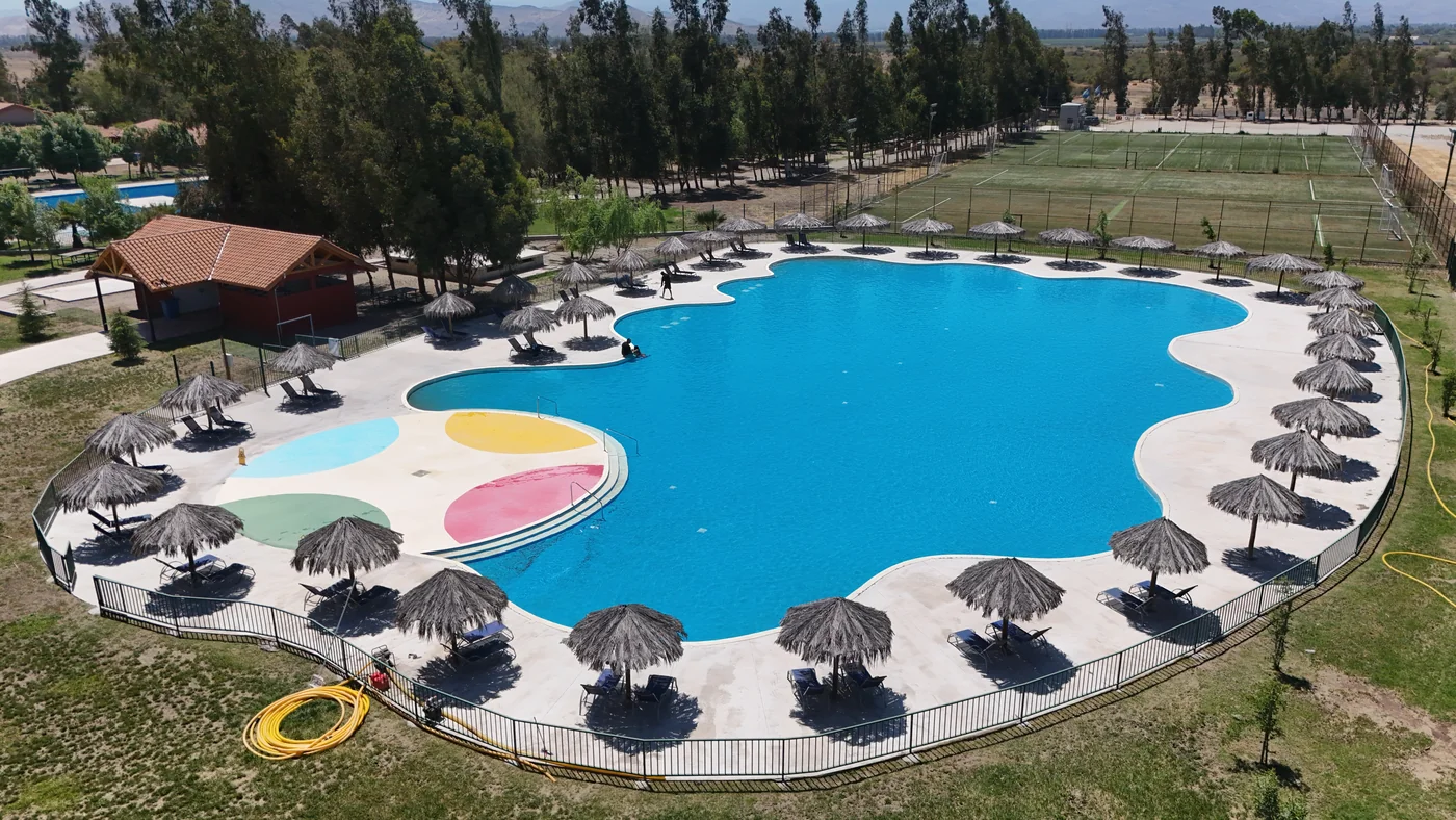 Vista aérea de la piscina infantil norte, junto a las canchas